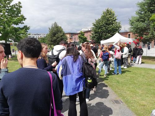 Reger Andrang herrschte den ganzen Tag über an den Infopavillons auf dem Campus Derendorf. 